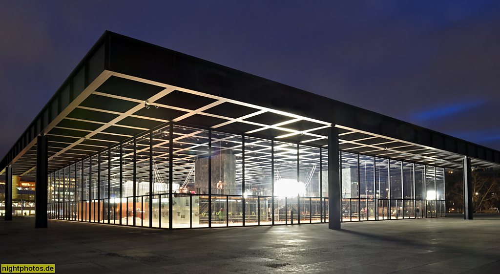 Berlin Tiergarten. Neue Nationalgalerie erbaut 1965-1968 von Mies van der Rohe im Stil der klassischen Moderne. Saniert 2015-2021 von David Chipperfield Architects. Potsdamer Strasse 50