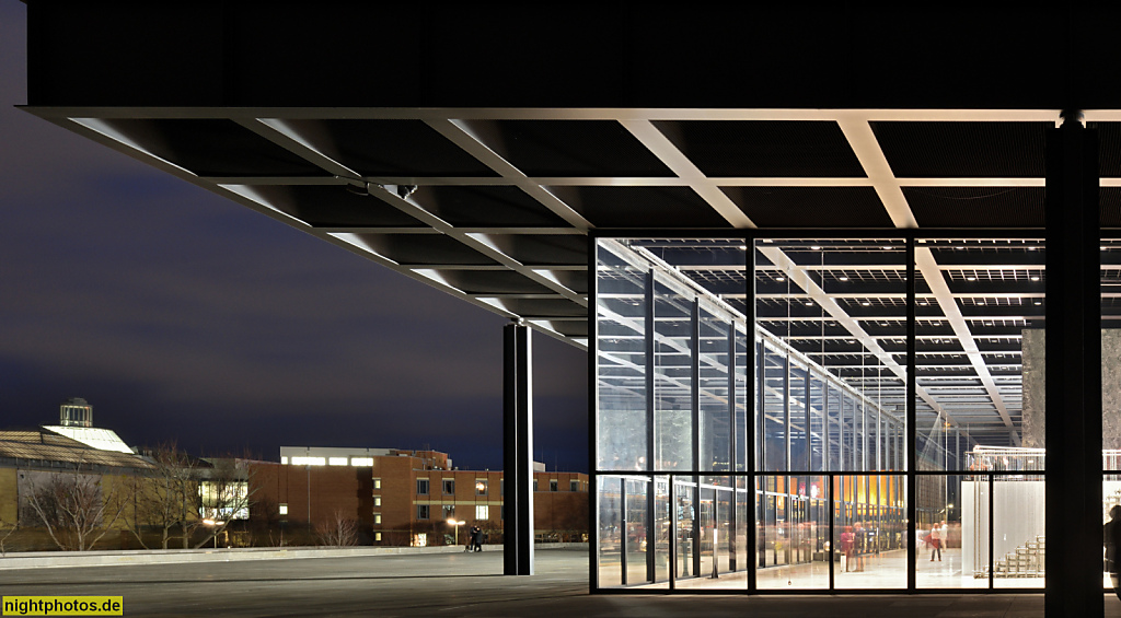 Berlin Tiergarten. Neue Nationalgalerie erbaut 1965-1968 von Mies van der Rohe im Stil der klassischen Moderne. Saniert 2015-2021 von David Chipperfield Architects. Potsdamer Strasse 50