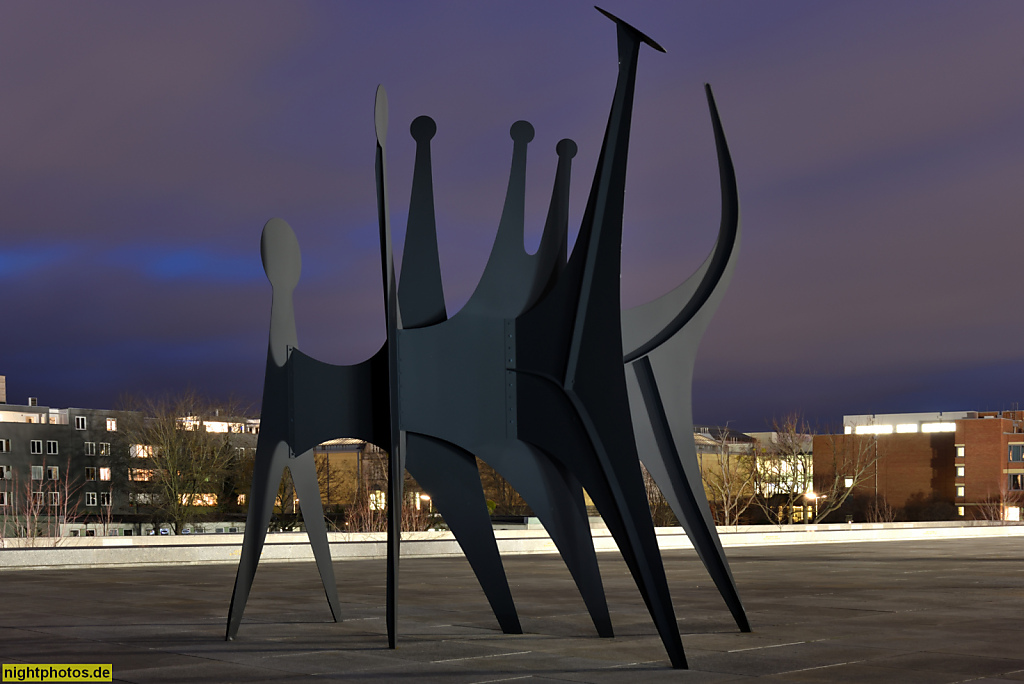 Berlin Tiergarten. Stahlstabile 'Köpfe und Schwanz (Têtes et Queue)' von Alexander Calder erschaffen 1965-1969. Potsdamer Strasse 50 vor Nationalgalerie