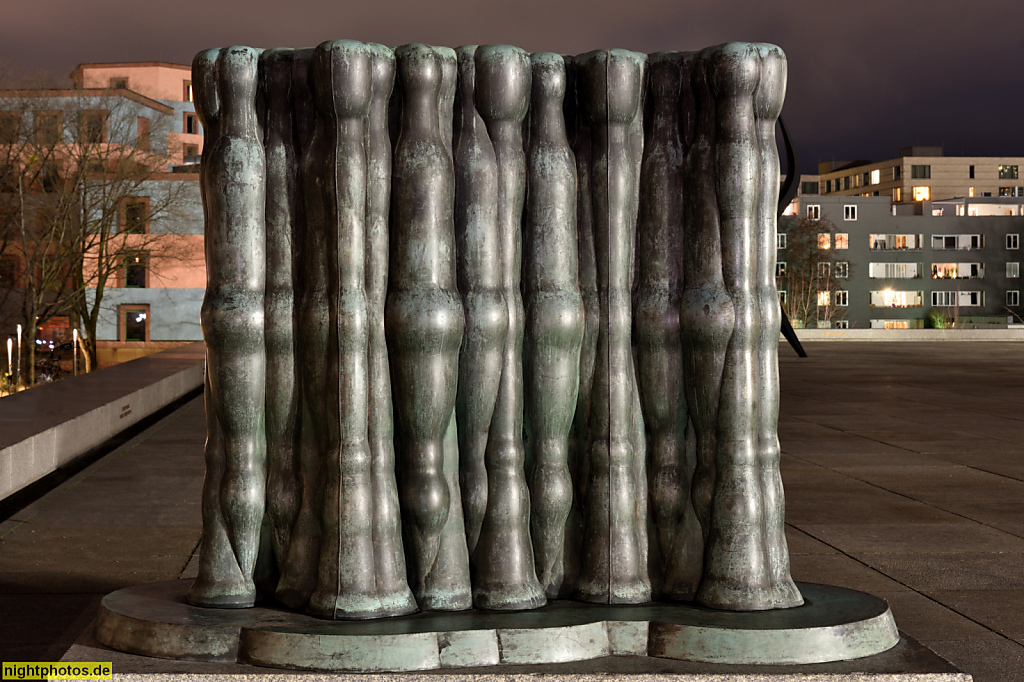 Berlin Tiergarten. Abstrakte Bronze Plastik 'Polis' von Joannis Avramidis erschaffen 1968. Aufgestellt 1970 auf Granitsockel vor der Nationalgalerie. Potsdamer Strasse 50