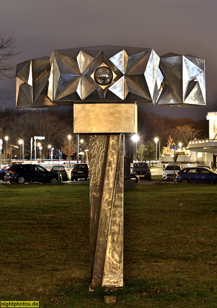 Berlin Tiergarten. Abstrakte Plastik 'Altar' von Volkmar Haase erschaffen 1975 aus Stahl. Aufgestellt 1988 auf dem Matthäikirchplatz vor der Sankt-Matthäus-Kirche