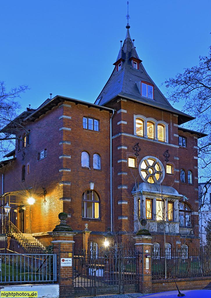 Berlin Grunewald. Villa Walther erbaut 1891-1892 von Maurermeister Wilhelm Walther Wilhelm mit Fensterrose und Pyramidendach. Baraschstrasse 11A