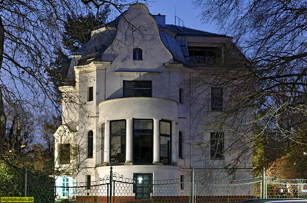 Berlin Grunewald. Gästehaus und Bibliothek des Wissenschaftskolleg zu Berlin. Weisse Villa. Erbaut 1898 für Kaufmann Carl Poppele. Wallotstrasse 21