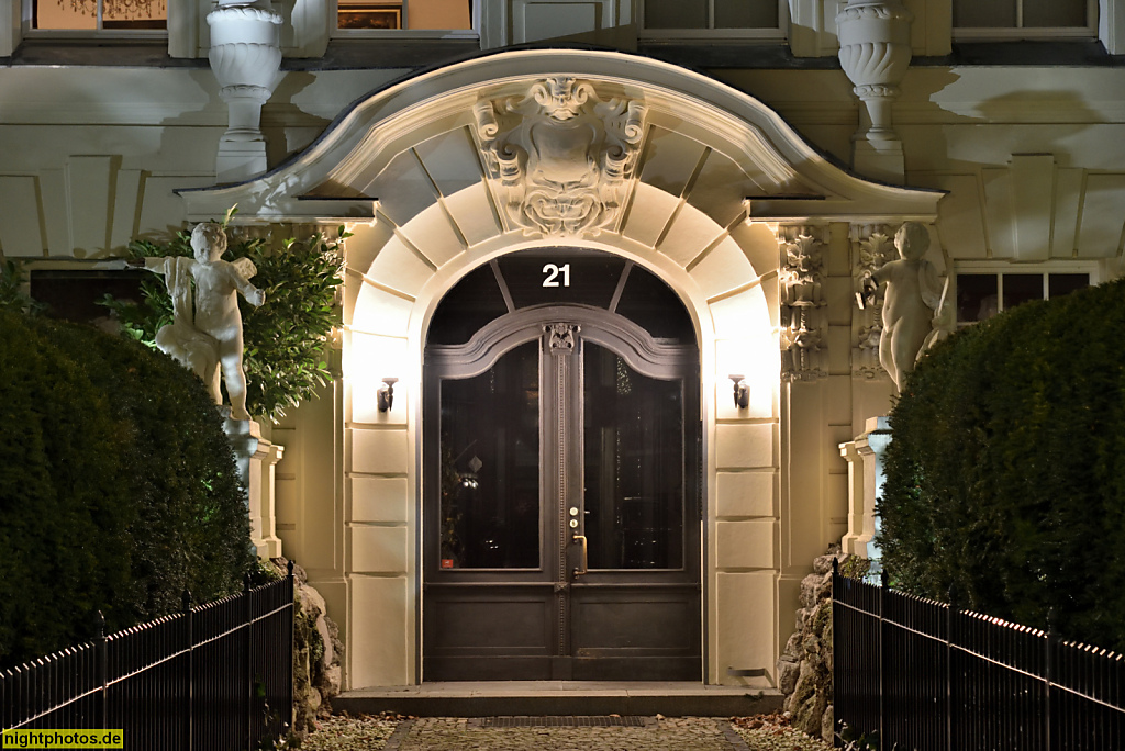 Berlin Grunewald. Mietvilla erbaut 1902-1903 von Wilhelm Walther. Korbbogenportal. Trabener Strasse 21-25