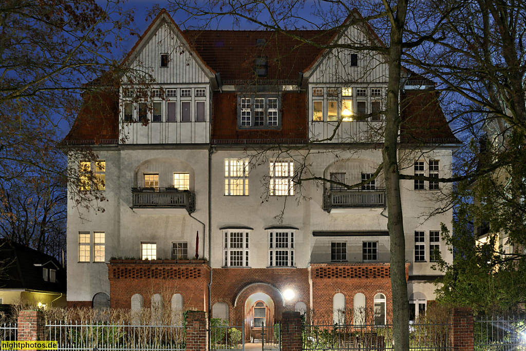 Berlin Grunewald. Villa im Landhausstil mit zwei übergiebelten Risaliten. Trabener Strasse 19