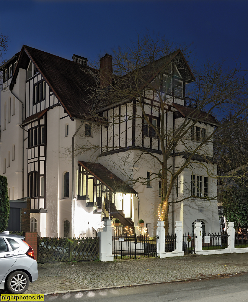 Berlin Grunewald. Villa im Landhausstil. Trabener Strasse 16