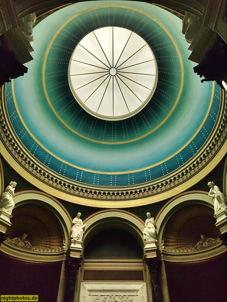 Berlin Mitte Alte Nationalgalerie erbaut 1867-1876 spätklassizistisch von Friedrich August Stüler (Planung) und Johann Heinrich Strack (Ausführung). Kuppelhalle