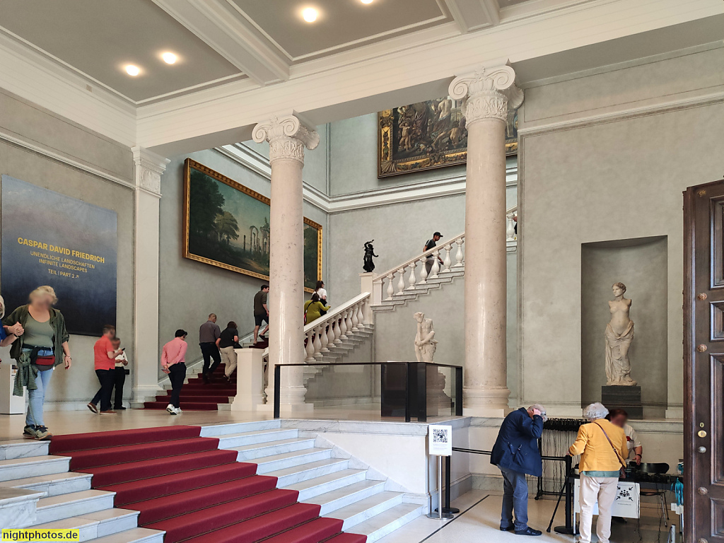 Berlin Mitte Alte Nationalgalerie erbaut 1867-1876 spätklassizistisch von Friedrich August Stüler (Planung) und Johann Heinrich Strack (Ausführung). Empfangshalle mit Marmor Treppe