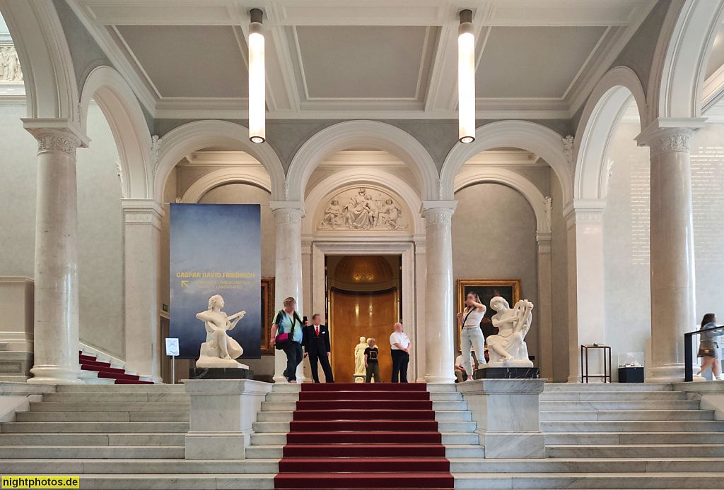 Berlin Mitte Alte Nationalgalerie erbaut 1867-1876 spätklassizistisch von Friedrich August Stüler (Planung) und Johann Heinrich Strack (Ausführung). Empfangshalle mit Marmor Treppe und Arkaden