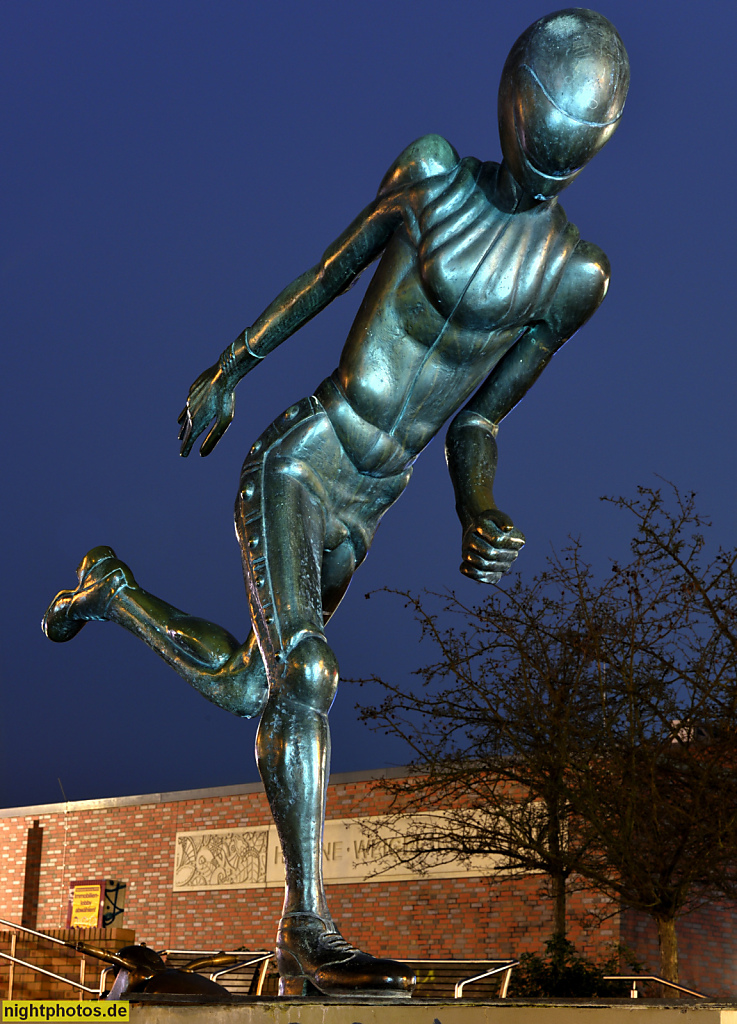 Berlin Marzahn. Figur 'Sportler' aus der Figurengruppe 'Brunnen der Generationen' aus Bronze erschaffen 1990 von Rolf Biebl. Helene-Weigel-Platz 8 vor dem Rathaus Marzahn