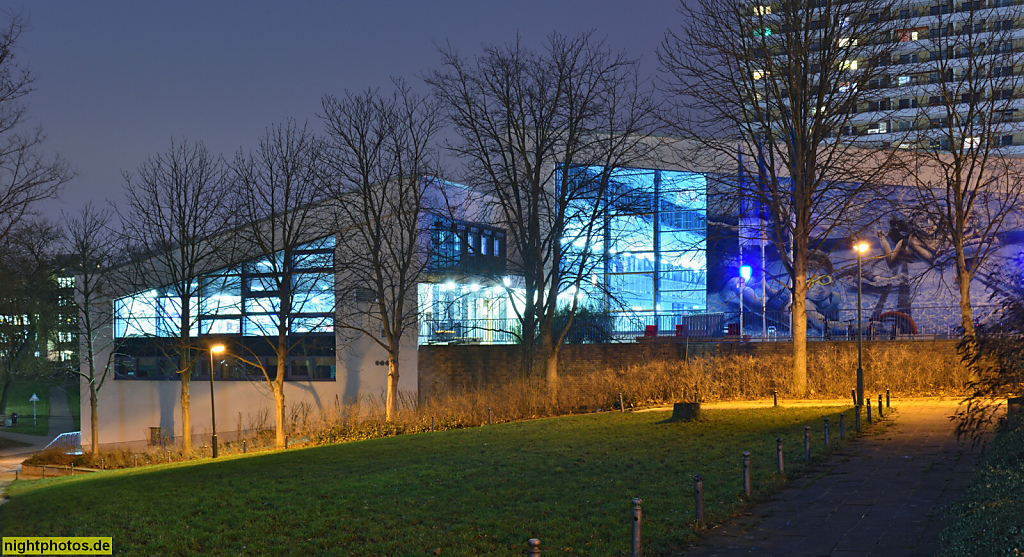 Berlin Marzahn. Schwimmhalle am Helene-Weigel-Platz Helmut Behrendt. Erbaut zwischen 1981-1986 von Heinz Graffunder und Wolf-Rüdiger Eisentraut, Michael Kny, Wolfgang Ortmann. Saniert 2019-2021