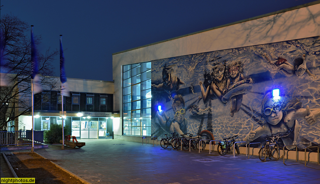 Berlin Marzahn. Schwimmhalle am Helene-Weigel-Platz Helmut Behrendt. Erbaut zwischen 1981-1986 von Heinz Graffunder und Wolf-Rüdiger Eisentraut, Michael Kny, Wolfgang Ortmann. Saniert 2019-2021