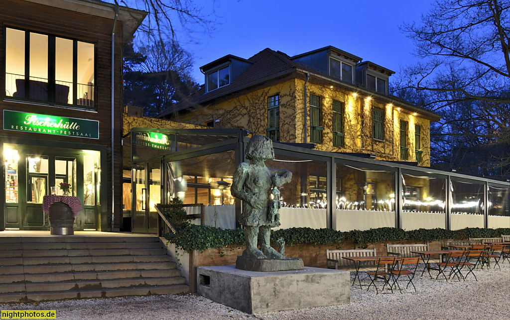 Berlin Schlachtensee. Restaurant Fischerhütte. Altbau. Namensgebung nach einer Fischersiedlung gegründet 1759. Restauriert 2005. Skulptur 'Ostara' von Jean Yves Klein erschaffen 2017