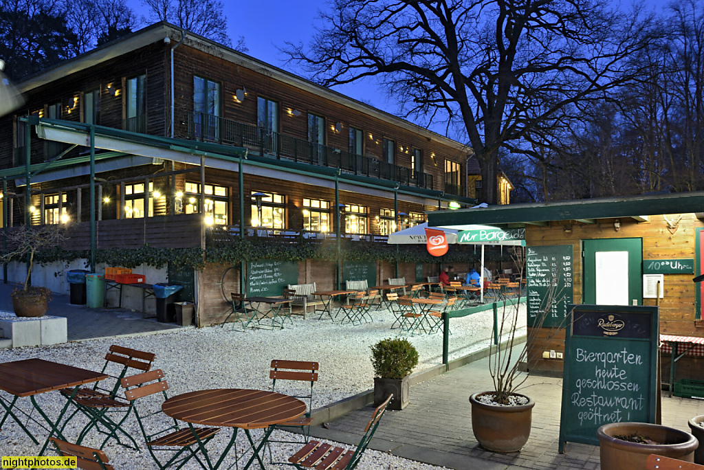 Berlin Schlachtensee. Restaurant Fischerhütte. Neubau. Namensgebung nach einer Fischersiedlung gegründet 1759. Biergarten