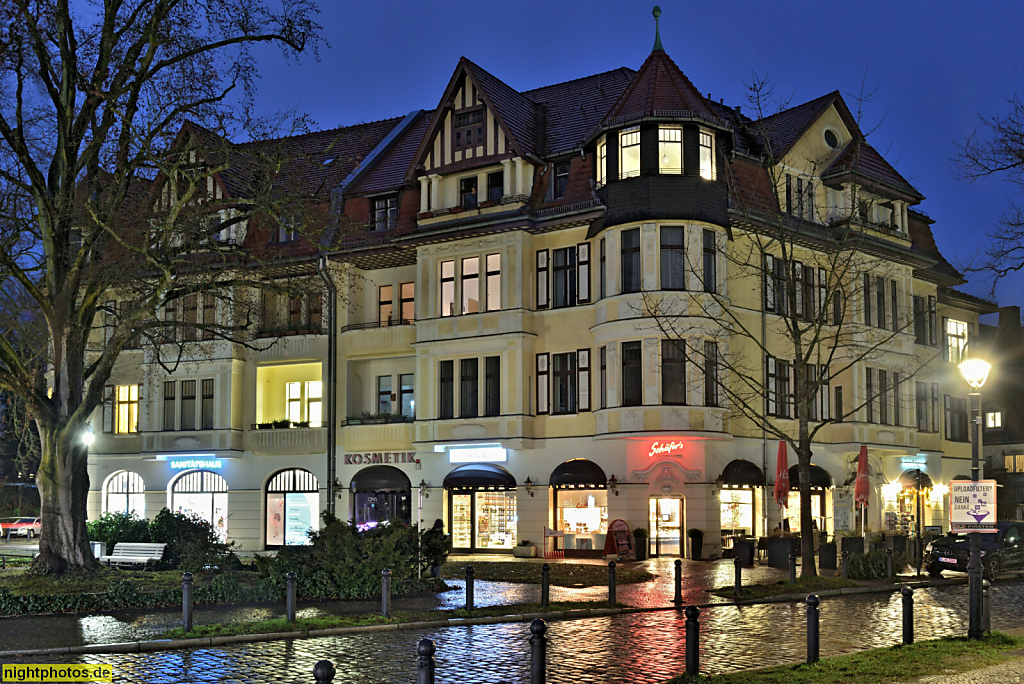 Berlin Zehlendorf. Mexikoplatz. Stadtplatz angelegt von 1905-1907. Rekonstruiert 1985-1987. Miets- und Geschäftshaus erbaut 1906-1908 von Otto Kuhlmann. Limastrasse 1