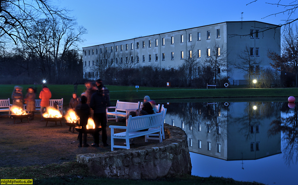 Oranienburg Schlosspark mit Teich vor Park-Kita betrieben von Nachbarschaftsheim Schöneberg e.V. Feuerschalen beim Parkfest 2023