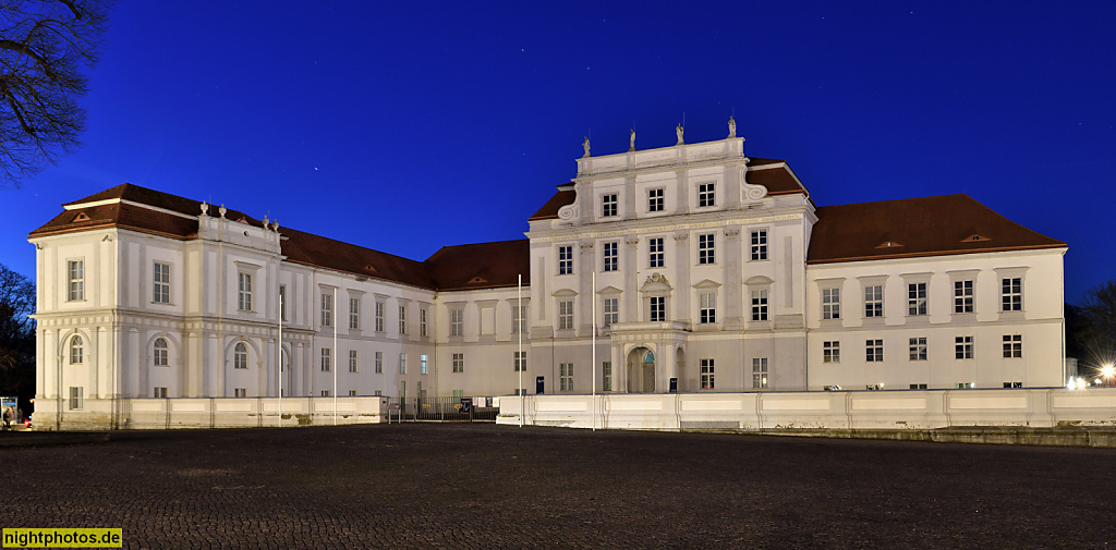 Oranienburg Schloss. Erbaut 1651-1655 von Johann Gregor Memhardt für Luise Henriette von Oranien im holländischen Klassizismus. Erweiterung mit barocken Einflüssen 1689-1709 von Arnold Nering bis 1699 danach Eosander von Göthe