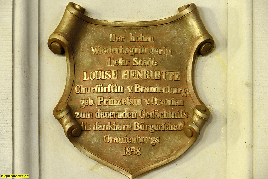 Oranienburg Schlossplatz. Denkmal für Luise Henriette von Oranien erschaffen 1858 vom Bildhauer Friedrich Wilhelm Wolff. Gedenktafel