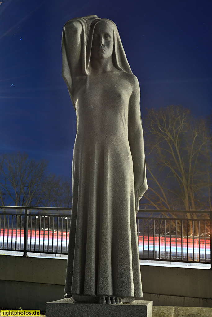 Oranienburg Schlossplatz. Granitkopie einer Skulptur von Fritz Cremer 'Die Anklagende' erschaffen 1953-1954 aufgestellt 2010. Original in Bronze entstand 1948