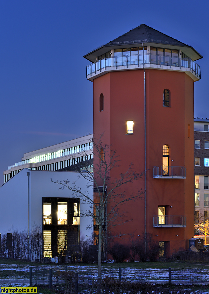 Berlin Prenzlauer Berg. Wohnhaus. Erbaut 1878 von Hermann Blankenstein als Wasserturm zur Versorgung des Schlachthofs. Verkürzter Wiederaufbau nach WK2. Otto-Ostrowski-Strasse 14