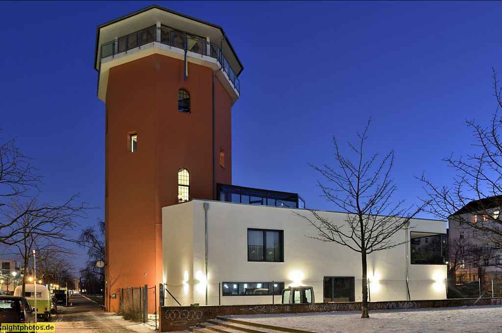 Berlin Prenzlauer Berg. Wohnhaus. Erbaut 1878 von Hermann Blankenstein als Wasserturm zur Versorgung des Schlachthofs. Verkürzter Wiederaufbau nach WK2. Otto-Ostrowski-Strasse 14