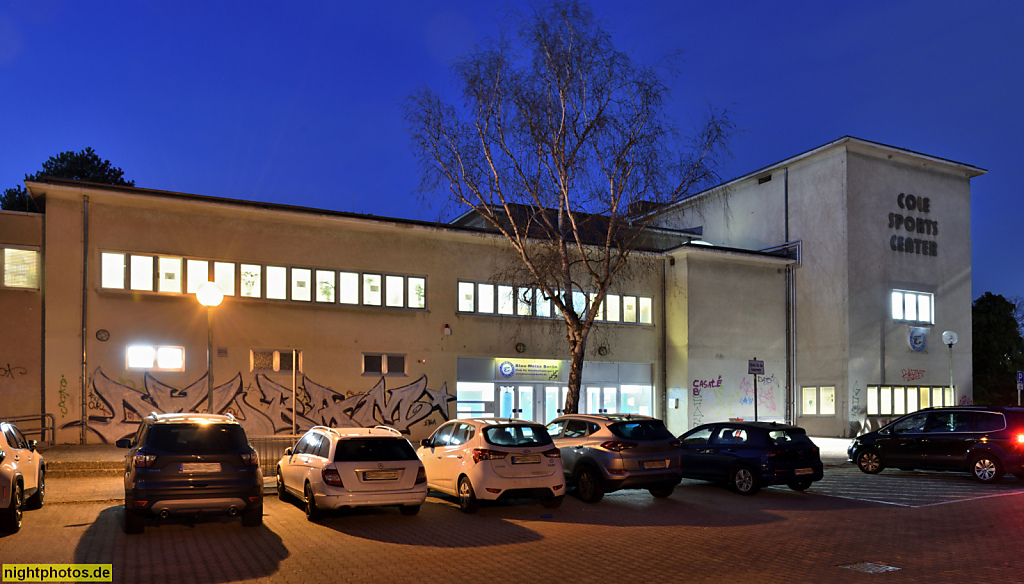 Berlin Dahlem. Sporthalle. Erbaut als Sportzentrum 'Cole Sports Center' für die alliierten US-Streitkräfte der Berlin Brigade am Hüttenweg 43