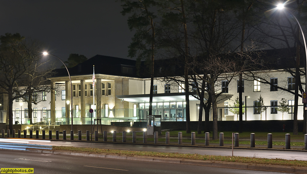 Berlin Dahlem. US-Konsulat. Erbaut 1936-1938 als Luftkriegsgericht von Fritz Fuß mit Portalbau und Muschelkalkfassade. 1945-1990 US Army Headquarter