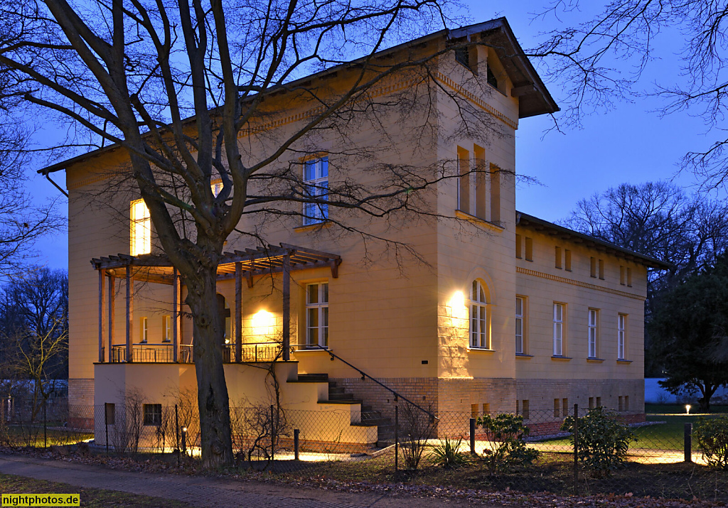 Berlin Niederschönhausen. Hofgärtnerhaus Nietner erbaut 1854 von Hofbaurat Johann Heinrich Strack als Wohnhaus. Instandsetzung 1998. Dietzgenstrasse 4