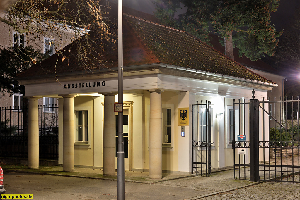 Berlin Niederschönhausen. Ausstellung 'Die Pankower Machthaber' am Schlosspark Schönhausen. Torhaus mit Zaunanlage erbaut 1951 von Willi Wendt und Kunstschmied Fritz Kühn. Ossietzkystrasse 44-45