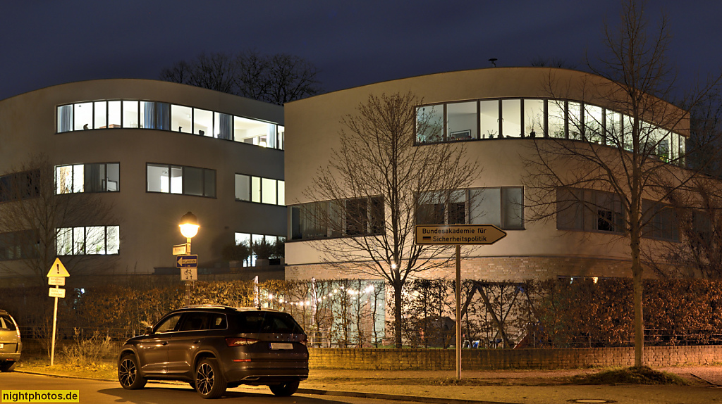 Berlin Niederschönhausen. Wohnhaus erbaut 2010-2011 von Matthias Gorenflos Architekten. Majakowskiring 71-73