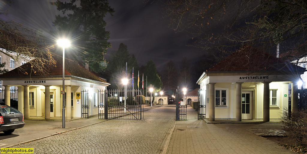 Berlin Niederschönhausen. Ausstellung 'Die Pankower Machthaber' am Schlosspark Schönhausen. Torhaus mit Zaunanlage erbaut 1951 von Willi Wendt und Kunstschmied Fritz Kühn. Ossietzkystrasse 44-45