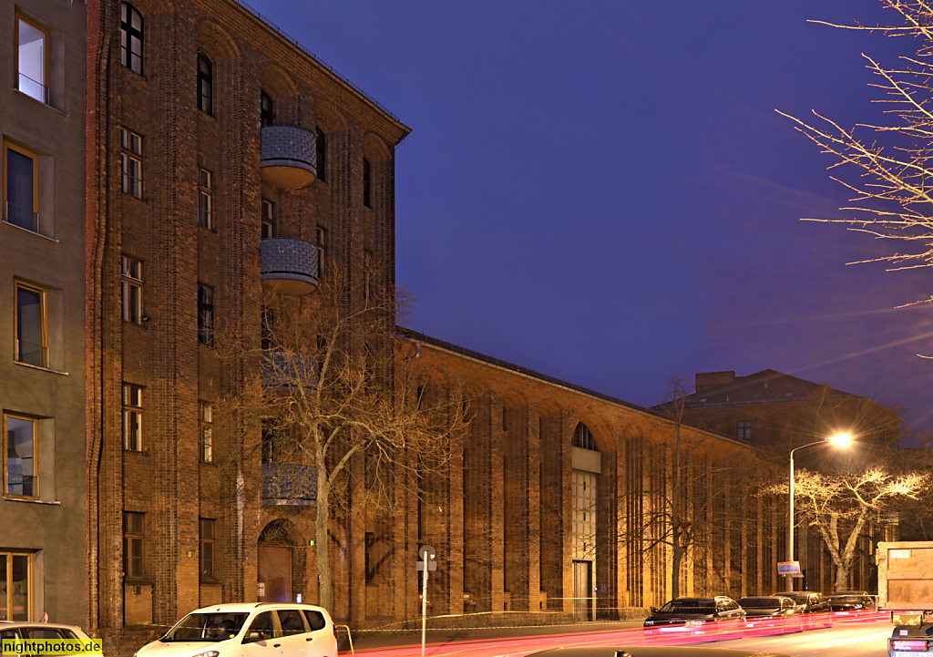 Berlin Wilhelmsruh. Wohngebäude seit 2008. Erbaut 1925-1927 als Umspannwerk Wilhelmsruh von Hans Heinrich Müller für die BEWAG. Umbau 2008 von Claudia Kruschel. Kopenhagener Strasse 83-89