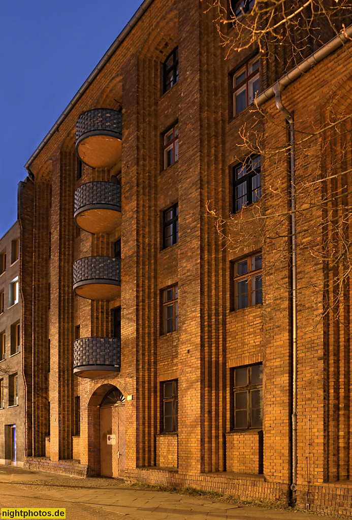 Berlin Wilhelmsruh. Wohngebäude seit 2008. Erbaut 1925-1927 als Umspannwerk Wilhelmsruh von Hans Heinrich Müller für die BEWAG. Umbau 2008 von Claudia Kruschel. Kopenhagener Strasse 83-89