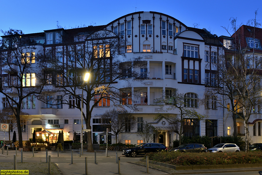 Berlin Friedenau. Mietshaus. Erbaut 1908 von Töpfermeister Georg Karmann mit grossem Rundgiebel. Südwestkorso 4