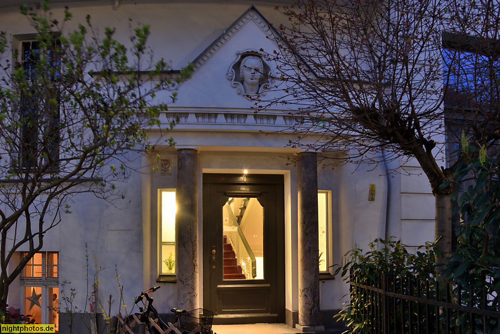 Berlin Friedenau. Mietshaus. Erbaut 1908 von Töpfermeister Georg Karmann mit Säulenportal. Südwestkorso 4