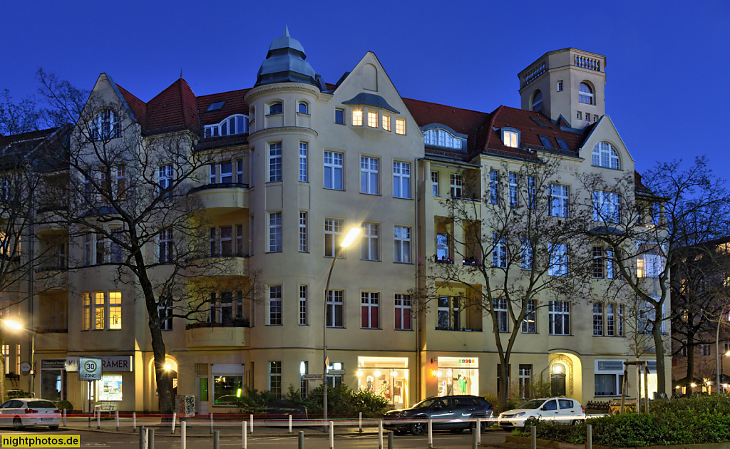 Berlin Friedenau. Mietshaus. Erbaut 1908-1909 von Maurermeister und Bauherr Franz Beck. Turmbau mit Aussichtsplattform und Balustrade. Südwestkorso 70 Mainauer Strasse 7-9