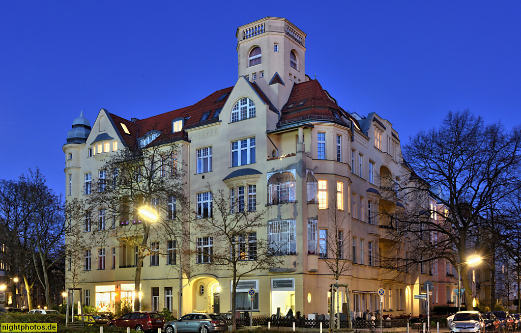 Berlin Friedenau. Mietshaus. Erbaut 1908-1909 von Maurermeister und Bauherr Franz Beck. Turmbau mit Aussichtsplattform und Balustrade. Südwestkorso 70 Görresstraße 30