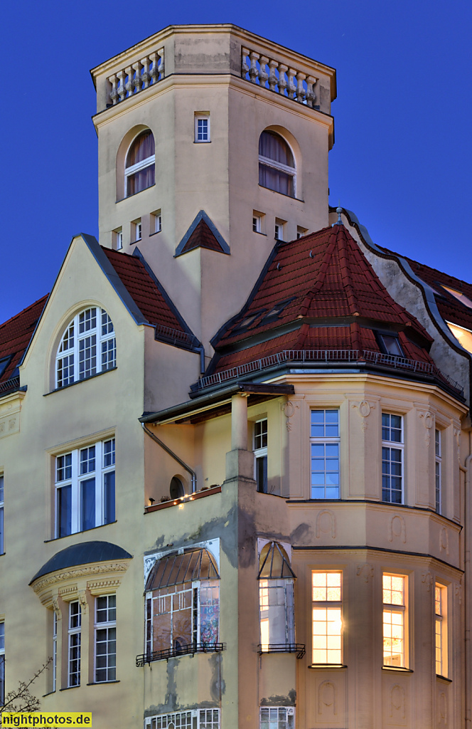 Berlin Friedenau. Mietshaus. Erbaut 1908-1909 von Maurermeister und Bauherr Franz Beck. Turmbau mit Aussichtsplattform und Balustrade. Südwestkorso 70 Görresstraße 30