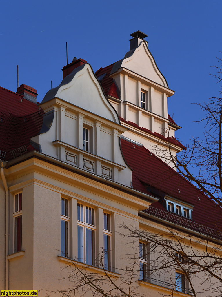 Berlin Friedenau. Mietshaus. Erbaut 1909-1910 von Architekten Leberecht Thon und Paul Jatzow für Fritz Schieke. Versetzte Schweifgiebel. Südwestkorso 69