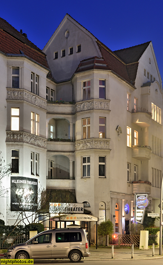 Berlin Friedenau. Mietshaus erbaut 1910-1911 von Architekt und Bauherr Franz Helding. 1956-1973 Kino Korso-Lichtspiele. Seit 1973 'Kleines Theater'. Südwestkorso 64