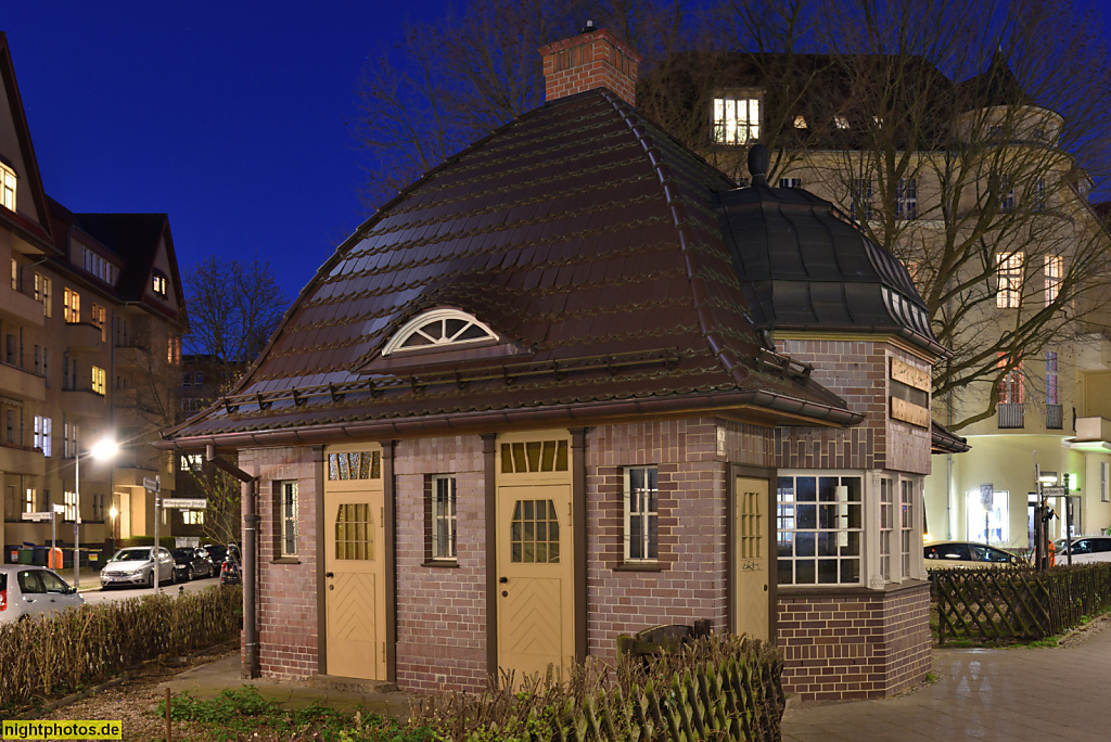 Berlin Friedenau. Kiosk mit WC. Erbaut 1920 von Hans Altmann als Kiosk 'Kaiserdiele‘ am Südwestkorso 62a. Seit 2000 Liane-Berkowitz-Platz