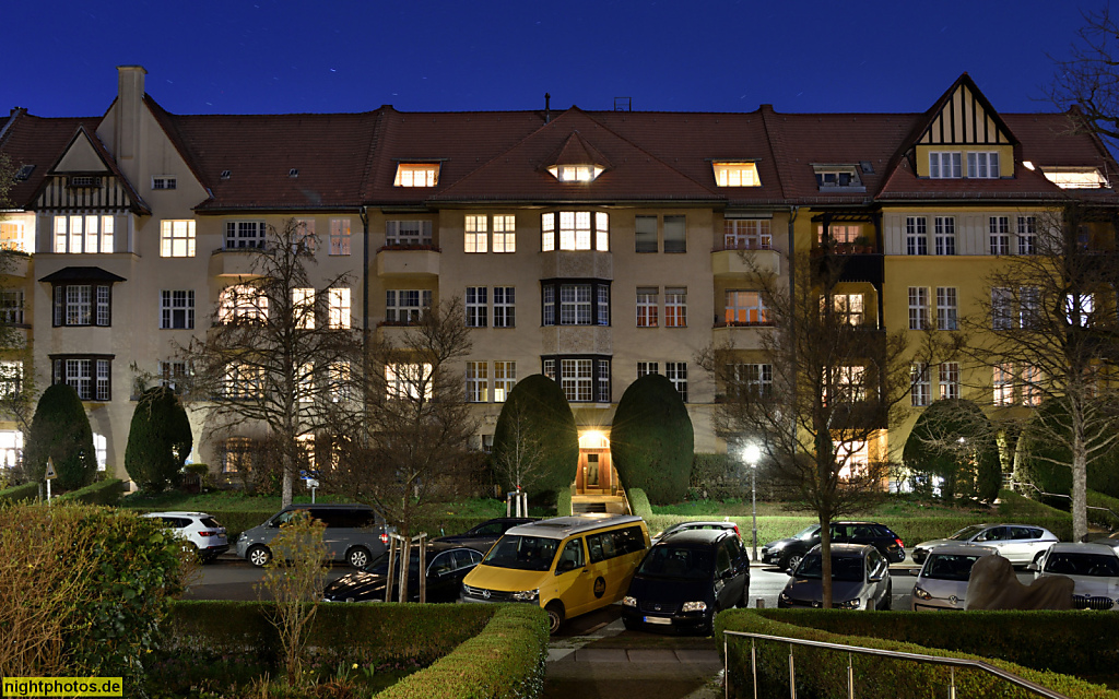Berlin Wilmersdorf. Mietshäuser erbaut 1910-1911 von Paul Jatzow und anderen für die Terrain-Gesellschaft Südwesten von Georg Haberland. Rheingauviertel. Landauer Strasse 2-4