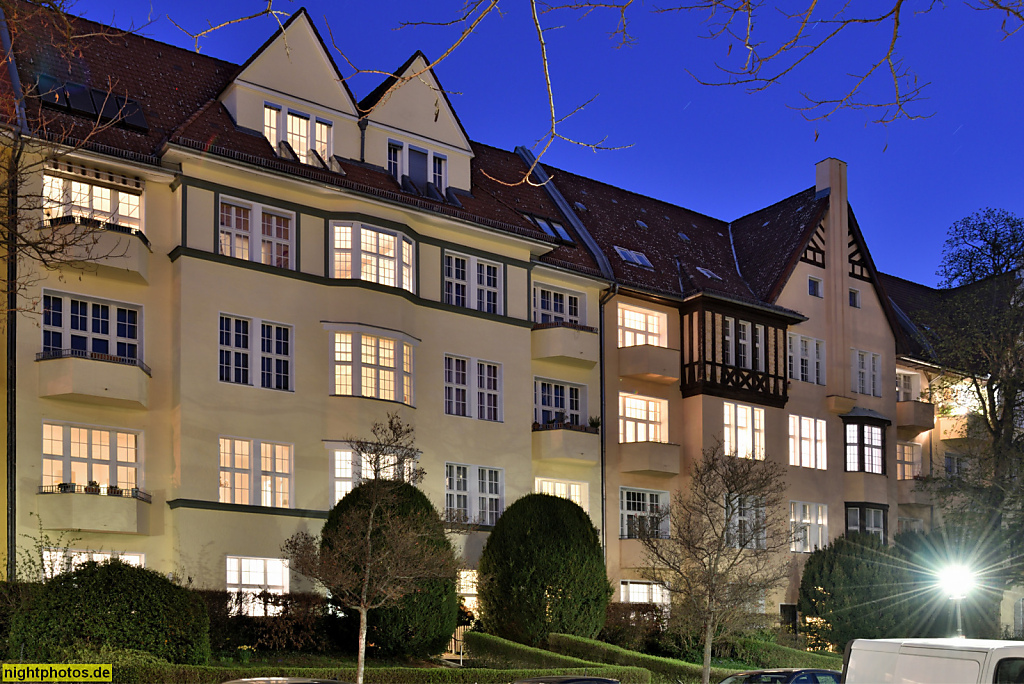 Berlin Wilmersdorf. Mietshäuser erbaut 1910-1911 von Paul Jatzow und anderen für die Terrain-Gesellschaft Südwesten von Georg Haberland. Rheingauviertel. Landauer Strasse 5-6