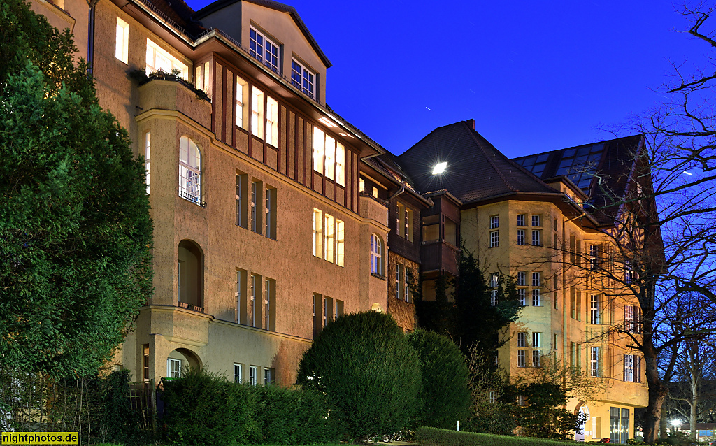 Berlin Wilmersdorf. Mietshäuser erbaut 1910-1911 von Paul Jatzow und anderen für die Terrain-Gesellschaft Südwesten von Georg Haberland. Rheingauviertel. Landauer Strasse 10-11