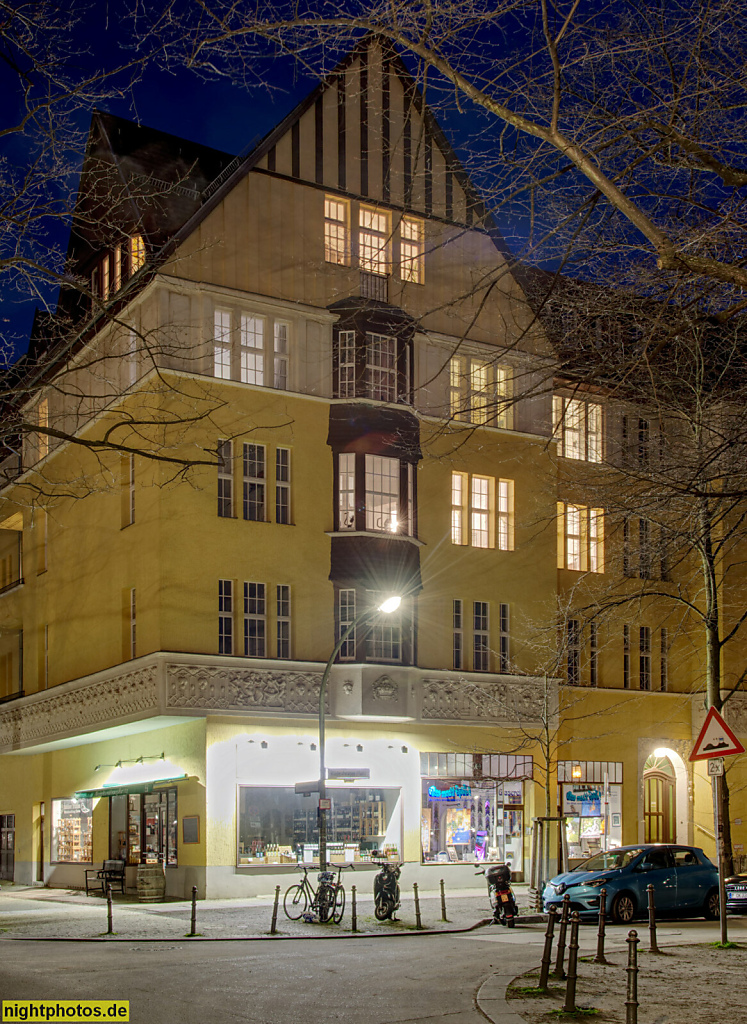 Berlin Wilmersdorf. Mietshaus erbaut 1912 von Waldemar Peschko (Grundriß) und Paul Jatzow (Fassade). Rüdesheimer Platz 11 Ecke Ahrweilerstrasse