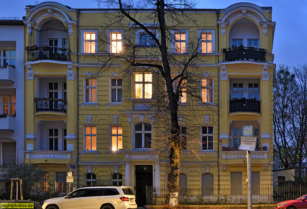 Berlin Steglitz. Altbau mit Stuck und Fassadenschmuck. Jochemplatz. Florastrasse 14