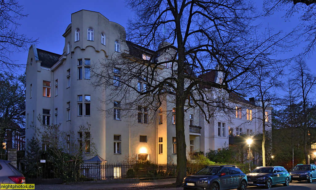 Berlin Steglitz. Mietshaus mit Eckturm und Quergiebel. Braillestrasse 4 Ecke Rothenburgstrasse 25