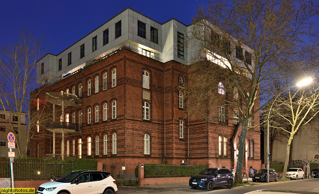 Berlin Steglitz. Wohnhaus. Neogotisch erbaut 1889-1890 von Friedrich Schulze als Waisenhaus und Schule Friedrichs-Stift. Umbau 2008-2010 von Ingenieurbüro ib blauth. Birkbuschstrasse 18