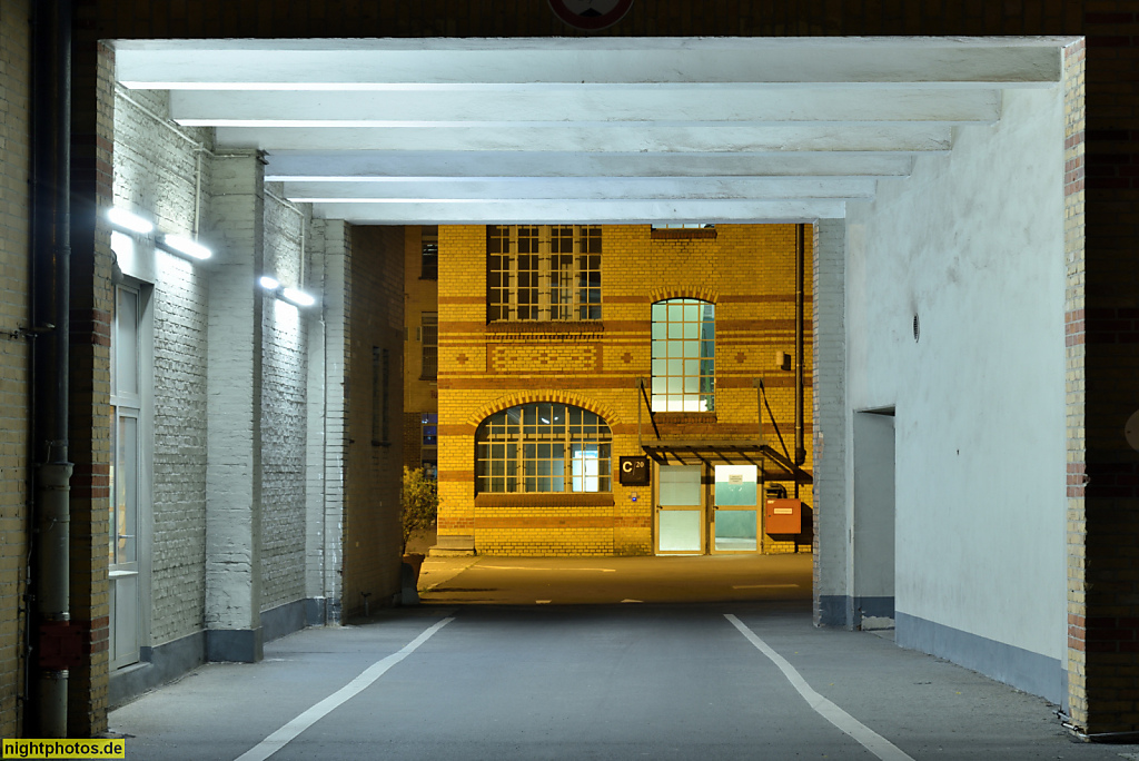 Berlin Wedding. Gewerbehof Osram-Höfe. Gebäude 4-6. Erbaut 1904-1910 von Hermann Enders für Bergmann Electricitäts-Werke AG. Oudenarder Strasse 16. Innenhof. Tordurchfahrt zum Kesselhaus