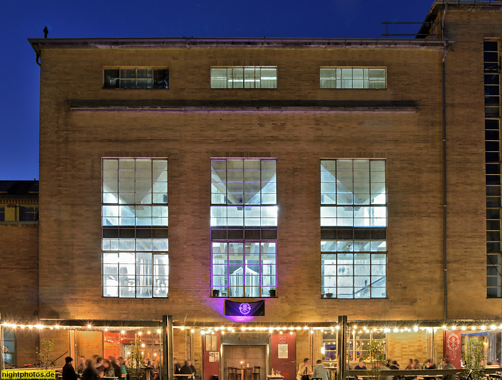 Berlin Wedding. Vagabund Brauerei mit Ausschank. Kesselhaus der Osram-Höfe. Gebäude 11. Erbaut 1937 von Waldemar Pattri. Oudenarder Strasse 16